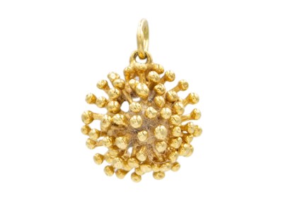 Lot 16 - An 18k gold pendant.