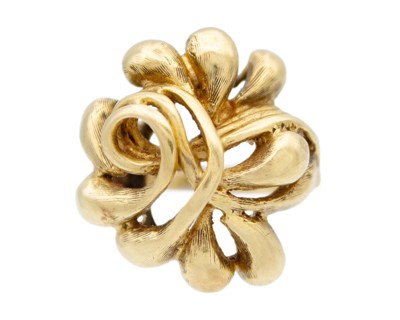 Lot 22 - An 18k sinuous design ring.
