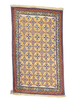 Lot 638 - A rug.