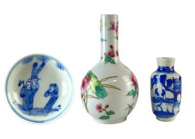 Lot 657 - A small Chinese blue and white vase.