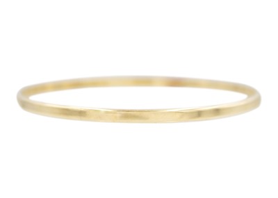 Lot 43 - A gold bangle bracelet.