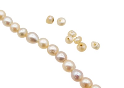 Lot 89 - A string of pearls and some loose pearls.