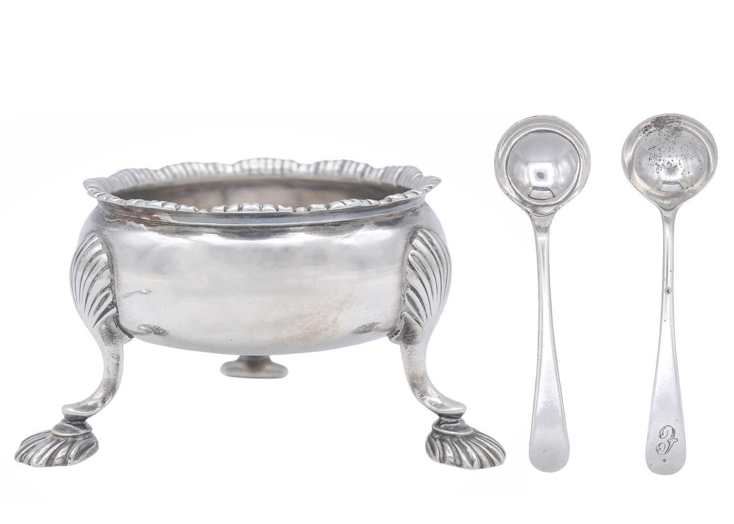 Lot 20 - A George III silver circular salt, together with two salt spoons.