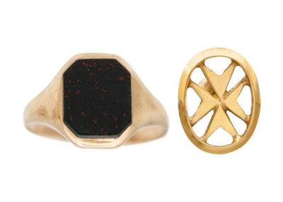 Lot 90 - A selection of gold items.