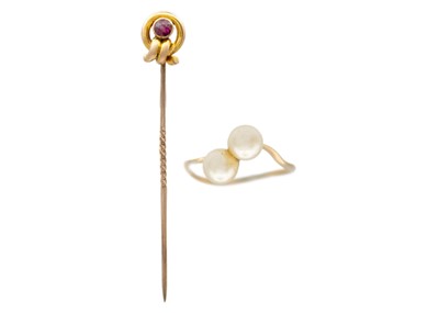 Lot 91 - Two 9k gold items.