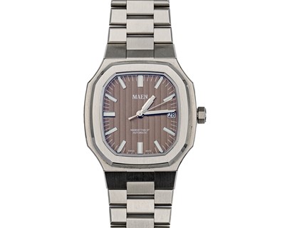 Lot 1017 - MAEN - A Manhattan 37 stainless steel gentleman's automatic bracelet wristwatch.
