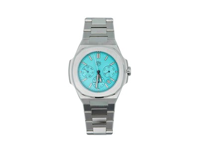 Lot 1024 - SAN MARTIN - A stainless steel chronograph gentleman's automatic bracelet wristwatch.