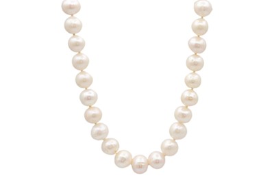 Lot 99 - A graduated white cultured pearl necklace.