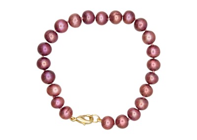 Lot 121 - A purplish-pink cultured pearl bracelet.