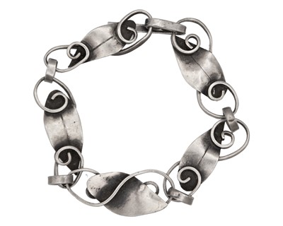 Lot 103 - MUMFORD OF FALMOUTH - A silver Arts & Crafts style leaf design bracelet.