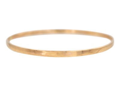 Lot 49 - A 9k rose gold bangle bracelet.