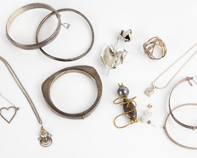 Lot 133 - A selection of silver jewellery items.