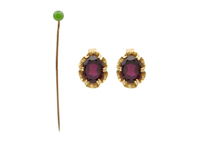 Lot 136 - A pair of 9k gold rhodolite garnet stud earrings, with a 9k gold jade pin.