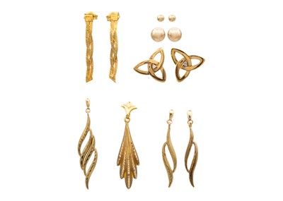 Lot 141 - A selection of gold jewellery items.