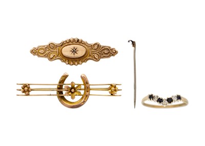 Lot 144 - A selection of 9k gold jewellery items.