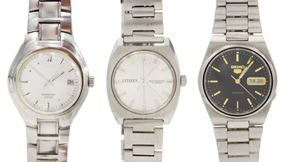 Lot 1183 - A selection of three gentleman's stainless steel bracelet wristwatches.
