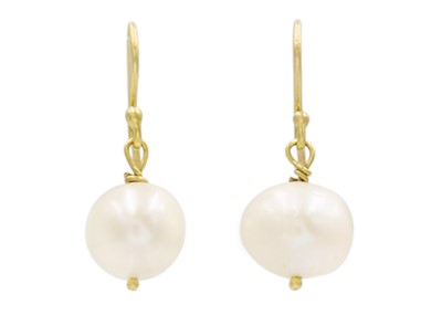 Lot 71 - A pair of high-purity gold cultured pearl pendant earrings.