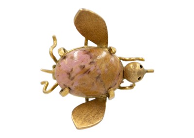 Lot 73 - An 18k gold pink jasper fly brooch.