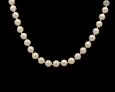 Lot 95 - A cultured white pearl necklace fitted with an 18k gold clasp.