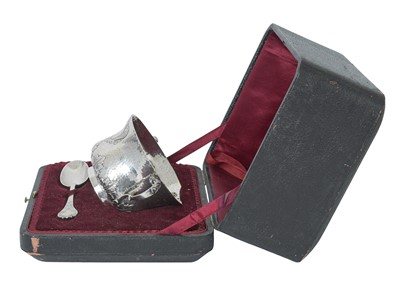 Lot 1 - An Edwardian silver porringer and spoon within original fitted case by Frederick Augustus Burridge.