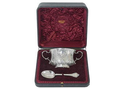 Lot 1 - An Edwardian silver porringer and spoon within original fitted case by Frederick Augustus Burridge.