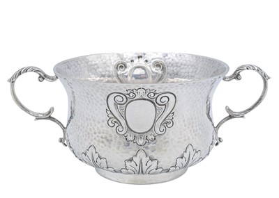 Lot 1 - An Edwardian silver porringer and spoon within original fitted case by Frederick Augustus Burridge.