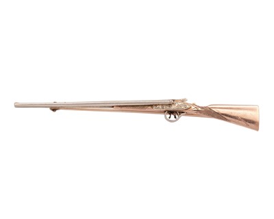 Lot 121 - PURDEY - A 9k two-tone gold tie pin modelled as a Purdey rifle by George Tarratt Ltd.