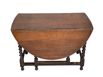 Lot 514 - An oak drop-leaf dining table.