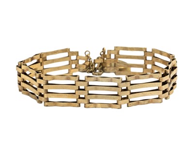 Lot 136 - A 9k four-bar gate link bracelet with padlock clasp.