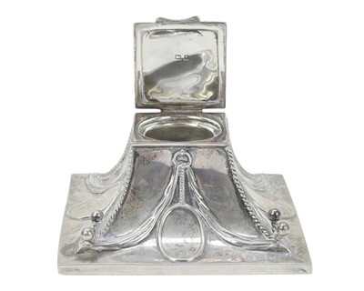 Lot 246 - An Edwardian silver inkwell with integral pen stand.