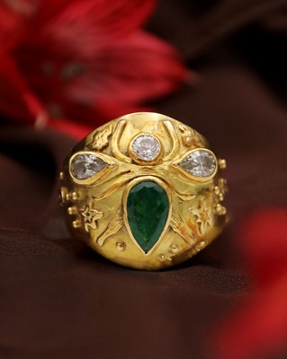 Lot 82 - An unusual 18k gold, emerald, and CZ set bee design band ring.
