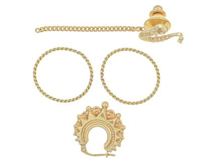 Lot 102 - An assortment of gold jewellery items.