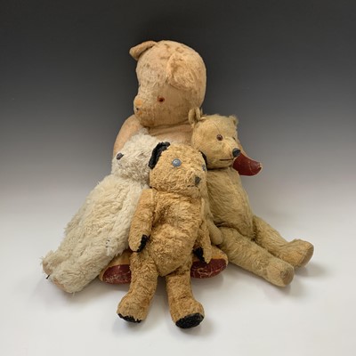 Lot 609 - TEDDY BEARS: A bag of six teddy bears of...