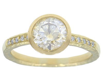 Lot 156 - MALCOLM BETTS - A good 18k gold and yellow diamond solitaire ring.