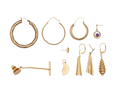 Lot 96 - A selection of 9k gold broken jewellery items.