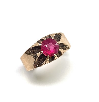 Lot 2499 - A 10ct gold gentleman's ring set a red stone 4....