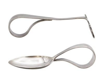 Lot 155 - A cased silver spoon and pusher by Joseph Gloster Ltd.