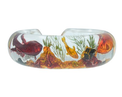 Lot 22 - DUNHILL AQUARIUM BANGLE - A fishbowl bangle attributed to Ben Shillingford.