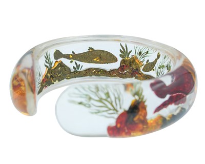 Lot 22 - DUNHILL AQUARIUM BANGLE - A fishbowl bangle attributed to Ben Shillingford.