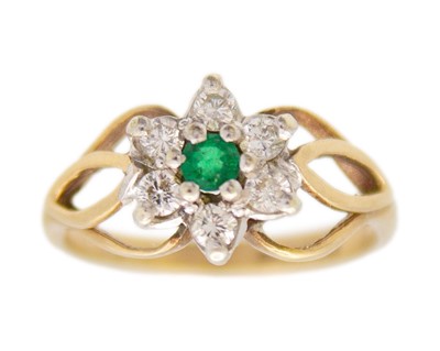 Lot 189 - A 9k gold, emerald and diamond daisy ring.