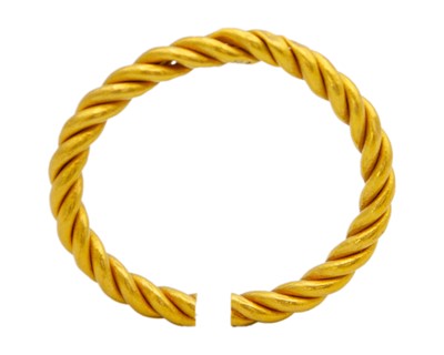 Lot 31 - A high-purity gold hollow twist bangle.
