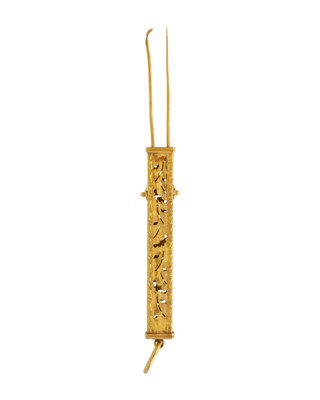 Lot 28 - A high-purity propelling combination toothpick and scoop pendant.