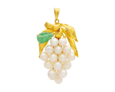 Lot 86 - A high-purity gold, cultured pearl and jade pendant.
