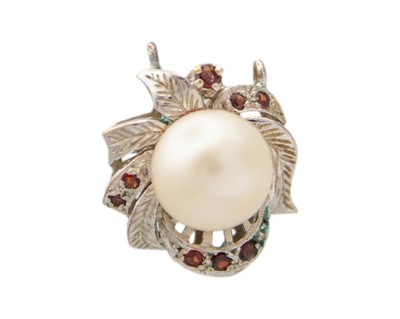 Lot 87 - A 9k white gold, cultured pearl and garnet clasp.