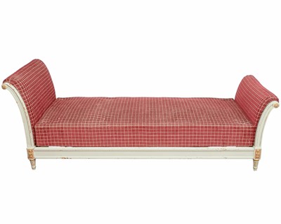 Lot 965 - A continental painted pine daybed/couch.