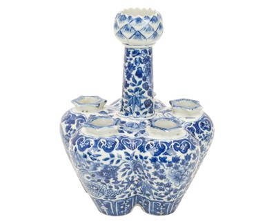 Lot 400 - A Chinese blue and white porcelain tulip or bulb vase.