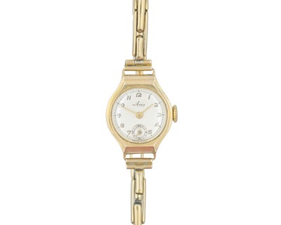 Lot 619 - AVIA - A 9k cased lady's manual wind wristwatch on 9k on metal expanding bracelet.