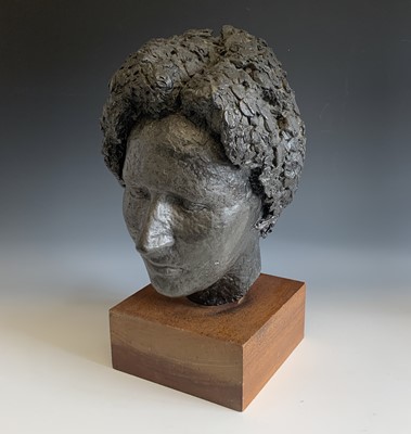 Lot 499 - Peter EVELEIGH (1943-2020) A bronzed study of...