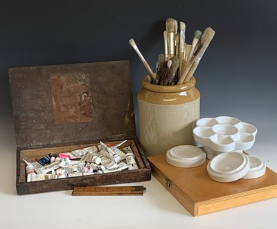 Lot 1252 - A selection of artist paintbrushes in an...