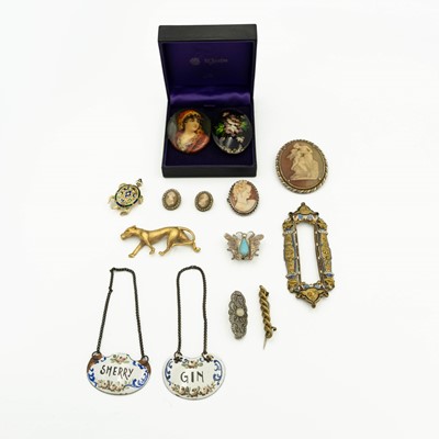 Lot 104 - A selection of costume jewellery.